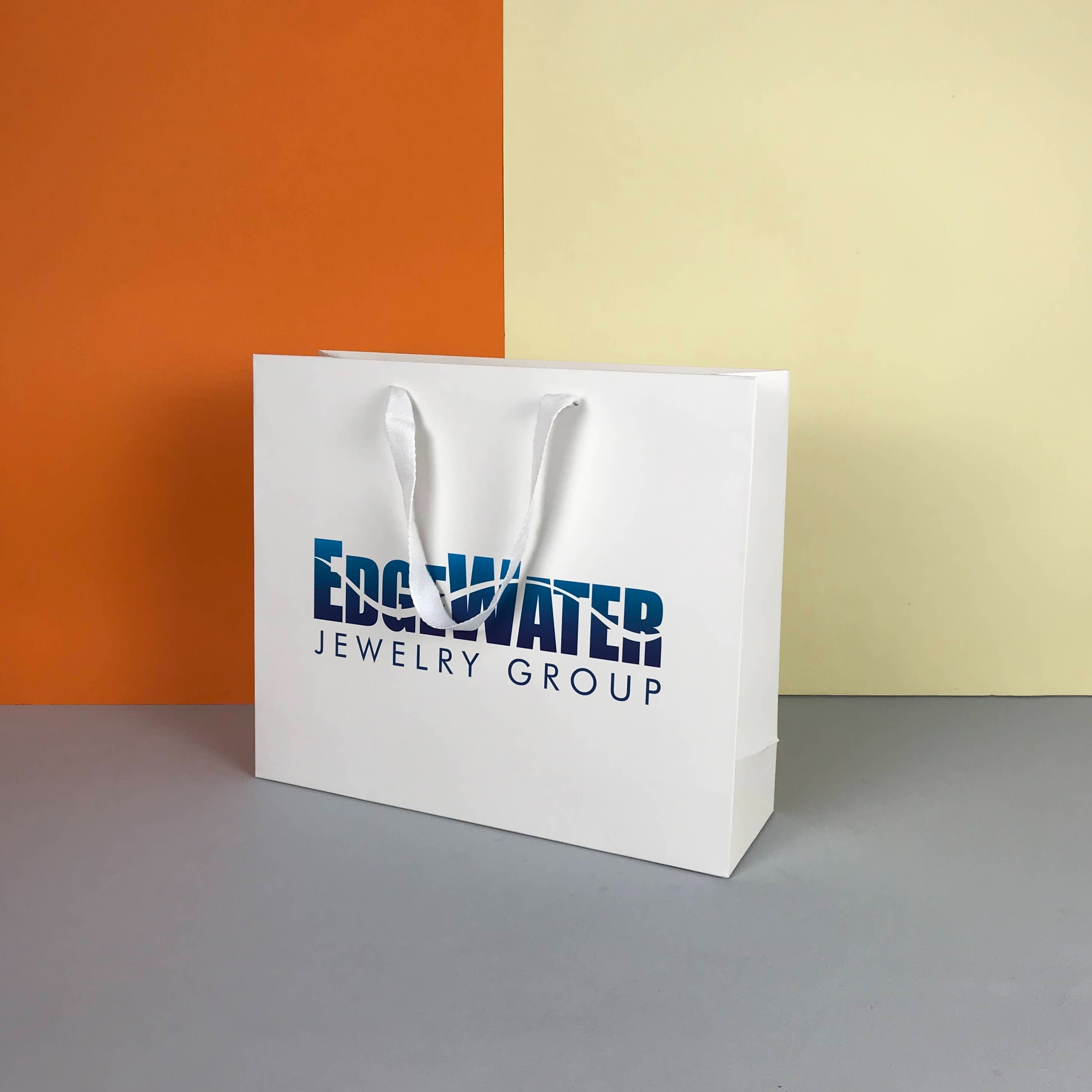 أكياس ورقية بيضاء مخصصة مع شعار لمحلات البيع بالتجزئة الصغيرة لأكياس ورقة البقالة
