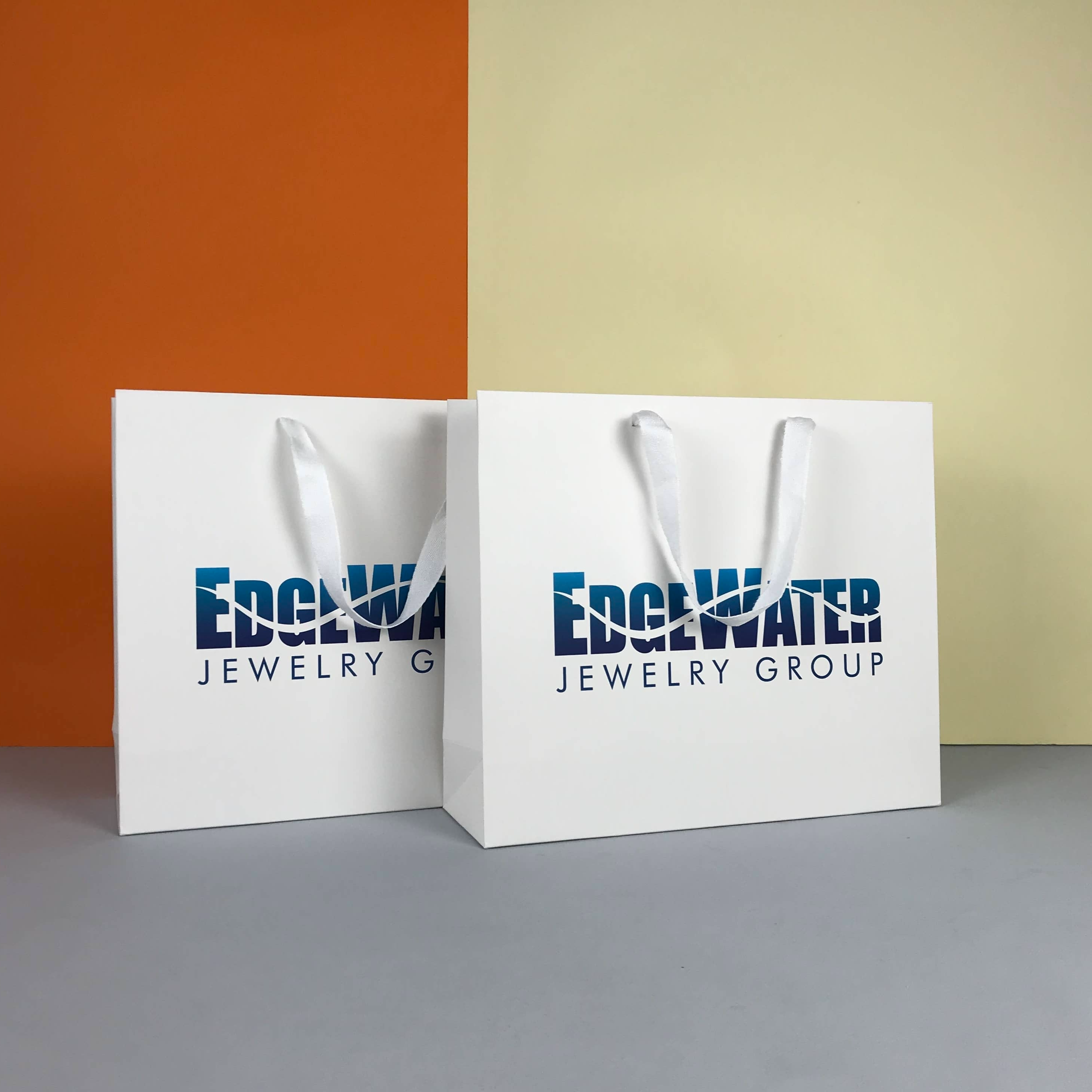 أكياس ورقية بيضاء مخصصة مع شعار لمحلات البيع بالتجزئة الصغيرة لأكياس ورقة البقالة