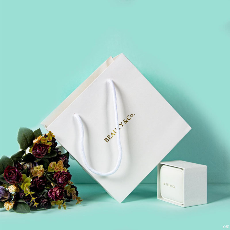 حقيبة ورقية للمجوهرات من ليباك فاشون كرافت مع شعار مطبوع