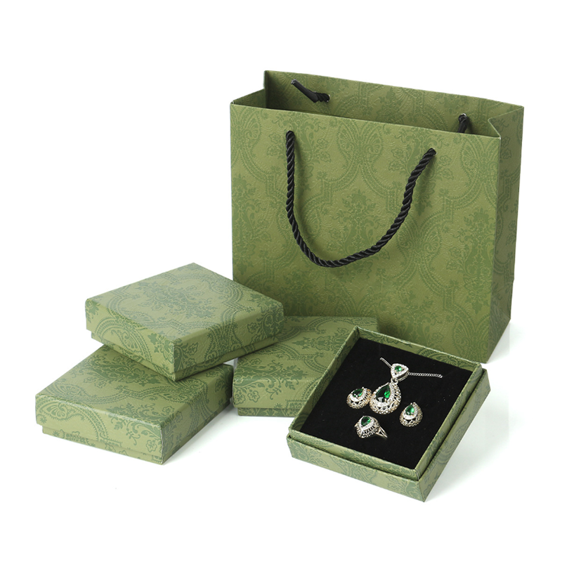 حقيبة ورقية مخصصة للمجوهرات الخضراء من ليباك للقلادة