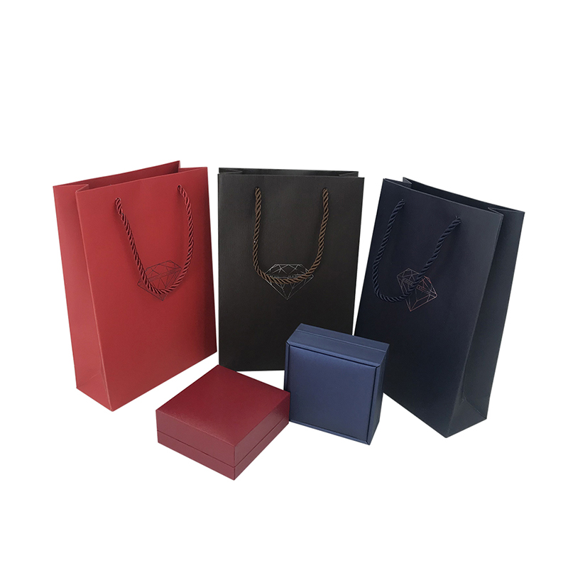 حقيبة هدايا مجوهرات للتسوق الفاخرة مع شعار المصمم